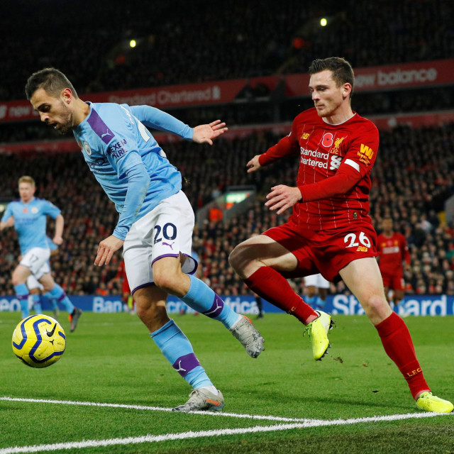 Pemain Liverpool, Andrew Robertson, mengawal pemain Manchester City, Bernardo Silva. Foto: Reuters/Phil Noble