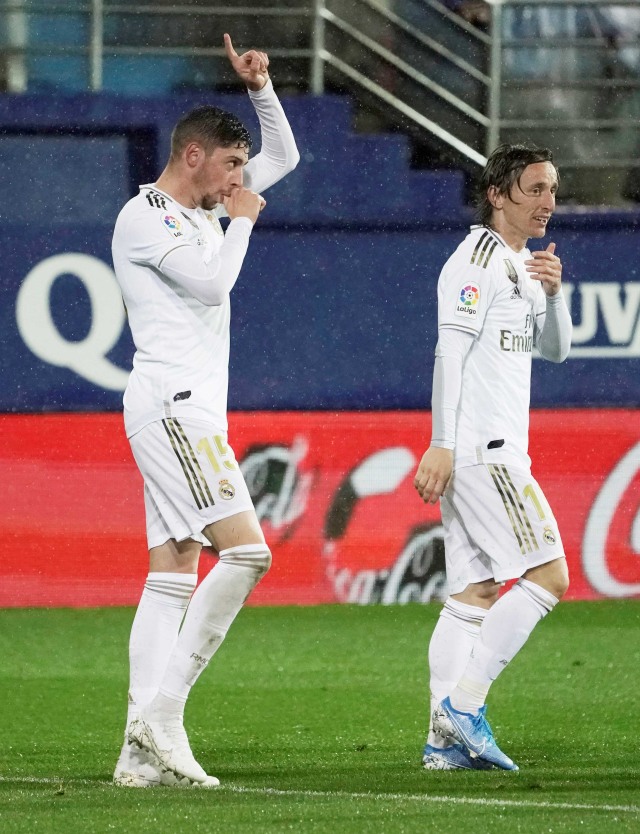 Federico Valverde (kiri) berselebrasi usai cetak gol perdana untuk Real Madrid di laga La Liga kontra Eibar. Foto: REUTERS/Vincent West