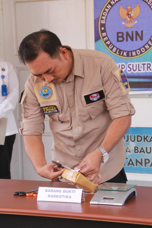 Kasi Pemberantasan Narkoba BNN Kota Baubau saat membuka segel Barang Bukti sabu yang akan dimusnahkan. Foto: Rusman/kendarinesia.