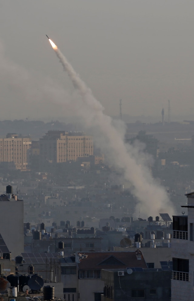 Roket ditembakkan dari Gaza ke Israel. Foto: Reuters/Mohammed Salem