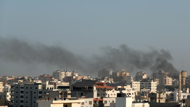 Asap di Gaza akibat serangan Israel. Foto: Reuters/Suhaib Salem