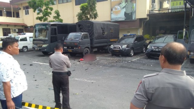 Polisi berjaga didekat lokasi bom bunuh diri di Polrestabes aMedan.  Foto: Dok. Istimewa