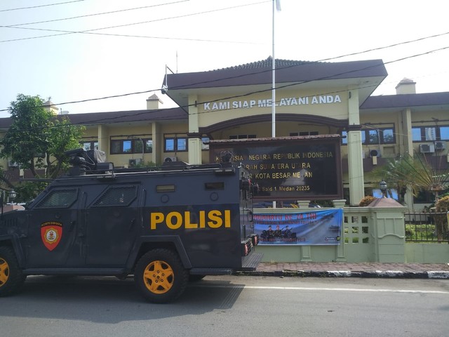 Suasana di depan Polrestabes Medan. Foto: Rahmat Utomo/kumparan