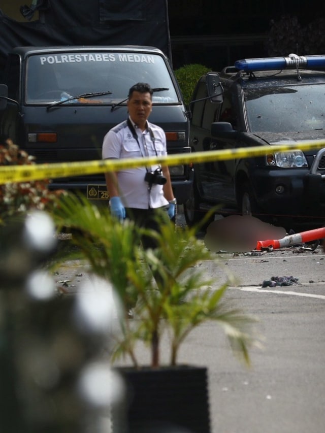 Polisi berjaga pascabom bunuh diri di Mapolrestabes Medan, Sumut, Rabu (13/11).  Foto: ANTARA FOTO/Irsan Mulyadi