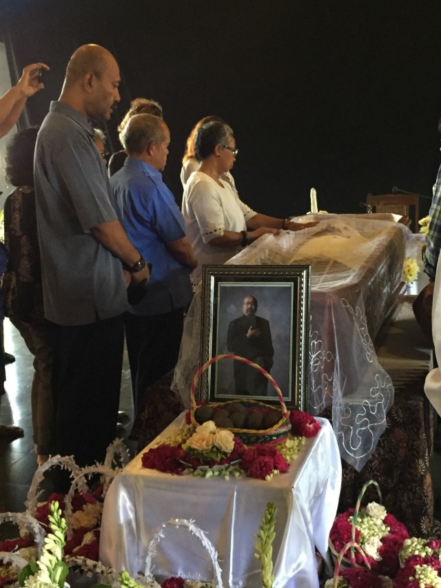 Sejumlah kerabat melayat jenazah Djaduk Ferianto. Foto:  Arfiansyah Panji Purnandaru/kumparan 