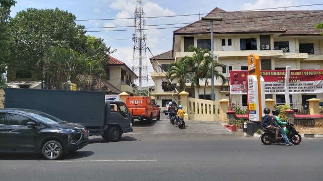 Pintu samping Mapolrestabes Semarang yang berada dekat tempat pelayanan SKCK tampak ditutup pasca bom bunuh diri di Polrestabes Medan.  Foto: Afiati Tsalitsati/kumparan