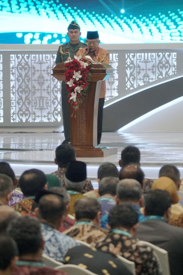 Wakil Presiden Ma'ruf Amin memberikan sambutan saat membuka Festival Ekonomi Syariah Indonesia ke 6 di JCC, Senayan, Jakarta, Rabu (13/11).  Foto: Helmi Afandi Abdullah/kumparan 