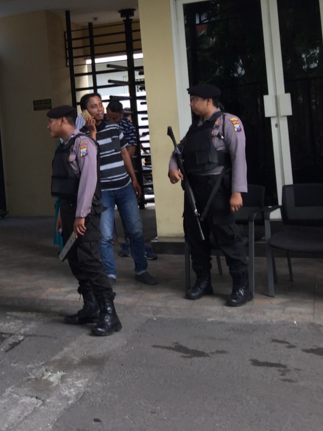 Sejumlah petugas kepolisian berjaga di pintu masuk ke Polrestabes Surabaya, Jawa Timur, Rabu (13/11).  Foto: Yuana Fatwalloh/kumparan 