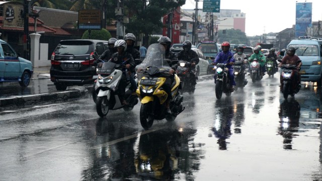 Sejumlah pengendara sepeda motor melintas saat hujan turun di Jalan Dewi Sartika, Jakarta Timur (13/11). Foto: Iqbal Firdaus/kumparan