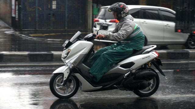 Pengendara sepeda motor melintas saat hujan turun di Jalan Dewi Sartika, Jakarta Timur (13/11).  Foto: Iqbal Firdaus/kumparan