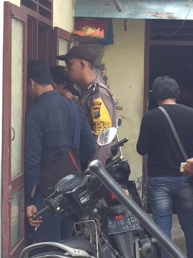 Polisi berjaga di rumah terduga pengebom bunuh diri di Mapolres Medan yang berada di Medan Petisah,Sei Putih Barat, Kota Medan, Sumut. Foto: Rahmat Utomo/kumparan