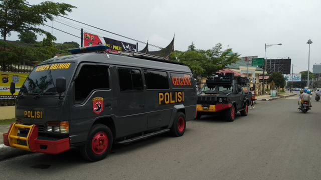 Mobil jibom dan baraccuda siaga di depan Mapolresta Padang. Foto: Irwanda/langkan.id