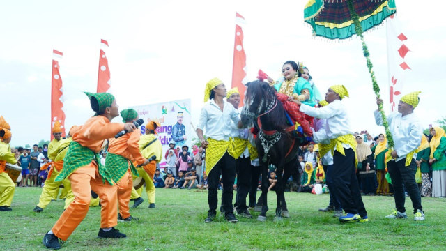 Sayyang Pattuddu, atau kuda menari merupakan warisan budaya bagi warga suku Mandar yang sudah ada sejak masa lampau. Foto: Dok. Humas Pemkab Majene