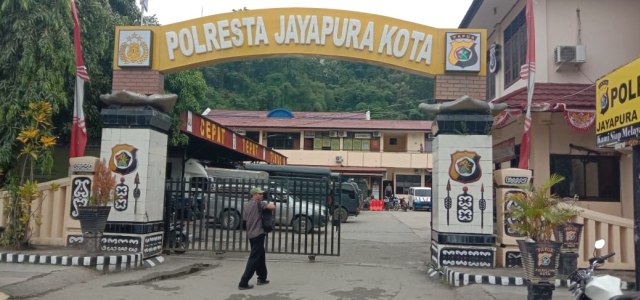 Pintu masuk tertutup setengah di Polresta Jayapura Kota. (BumiPapua.com/Katharina) 