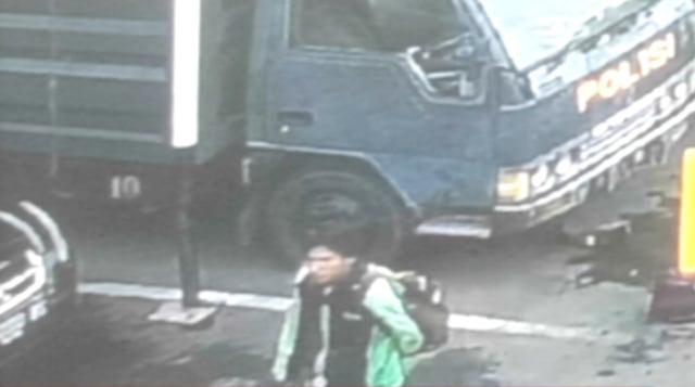 Terduga pelaku bom bunuh diri sempat terekam CCTV yang ada di Polrestabes Medan. Foto : Istimewa