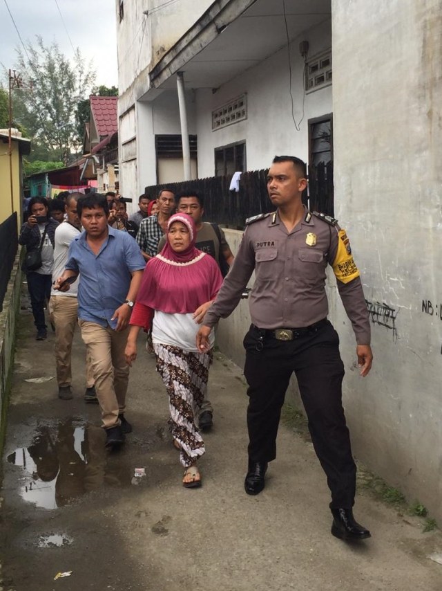 Polisi amankan keluarga dan tetangga pengebom bunuh diri di Polrestabes Medan. Foto: Rahmat Utomo/kumparan