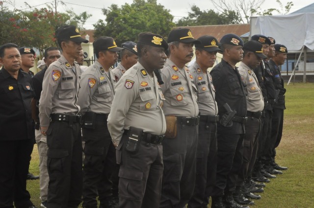 Apel gabungan anggota Polres Merauke dan Brimob Polda Riau. (BumiPapua.com/Abdel Syah)