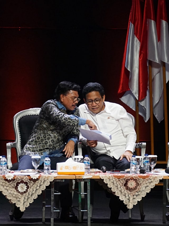 Menkominfo Johnny G Plate dan Menteri Desa Abdul Halim Iskandar pada diskusi Panel IV Rakornas Indonesia Maju di Sentul, Jawa Barat, Rabu (13/11/2019). Foto: Fanny Kusumawardhani/kumparan