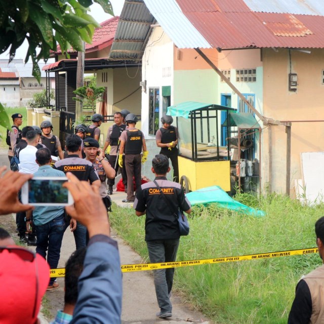 Polisi geledah rumah pengebom bunuh diri Polrestabes Medan di Kecamatan Medan Marelan.  Foto: Rahmat Utomo/kumparan