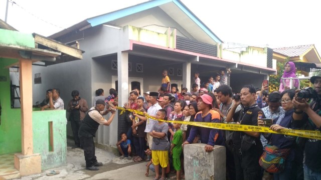 Polisi geledah rumah pengebom bunuh diri Polrestabes Medan di Kecamatan Medan Marelan.  Foto: Rahmat Utomo/kumparan