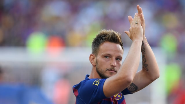 Ivan Rakitic bersedih karena jarang main di Barcelona. Foto: AFP/Josep Lago