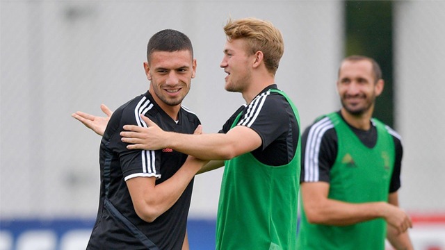 Merih Demiral (kiri) dalam sesi latihan Juventus. Foto: Dok. Media Juventus