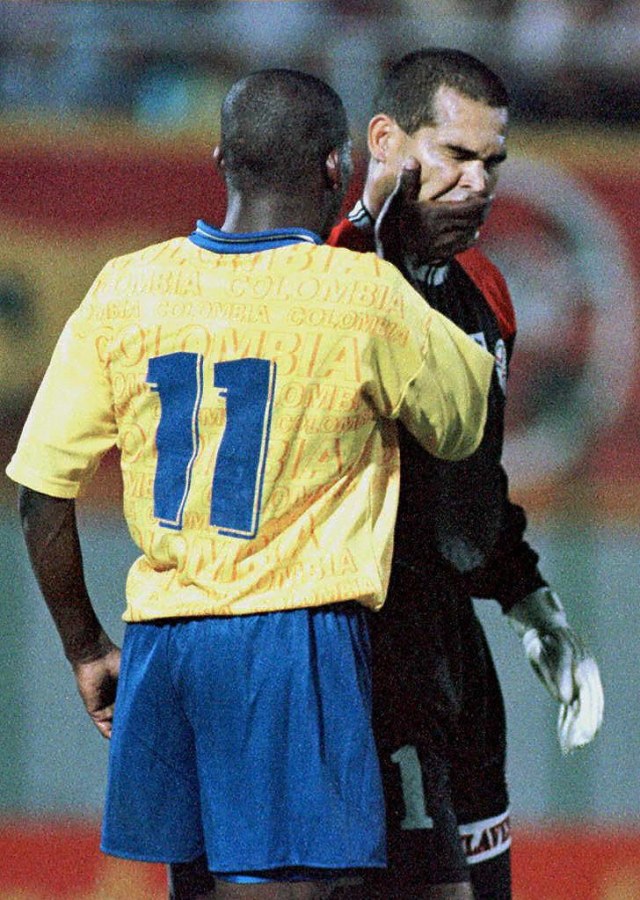 Insiden Jose Luis Chilavert dan Faustino Asprilla di Kualifikasi Piala Dunia 1998. Foto: AFP/Danny Gomez