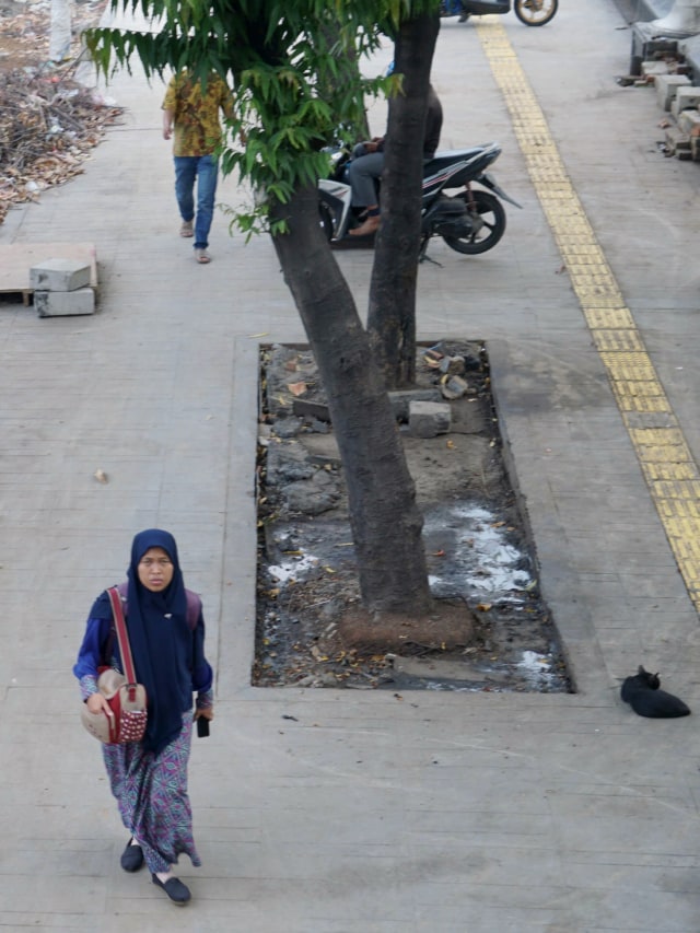 Pejalan kaki melintasi trotoar Jalan Kramat Raya, Jakarta. Foto: Helmi Afandi/kumparan