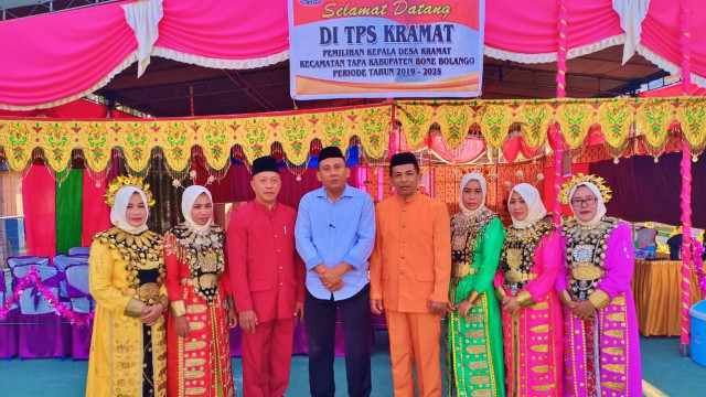 Panitia pilkades mengenakan pakaian adat Gorontalo. Rabu, (13/11). Foto : Dok Banthayo.id