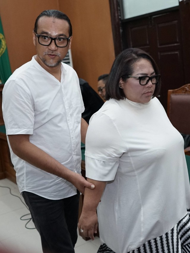 Nunung dan suami saat menjalani sidang tuntutan di Pengadilan Negeri Jakarta Selatan, Jakarta, Rabu, (13/11/2019).  Foto: Dok. Ronny