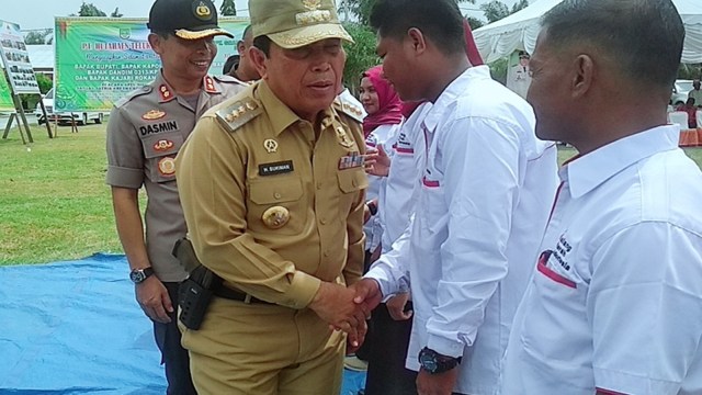 BUPATI Rokan Hulu, Riau, Sukiman, saat membawa pistol di pinggang kanannya, Rabu, 6 November 2019. 