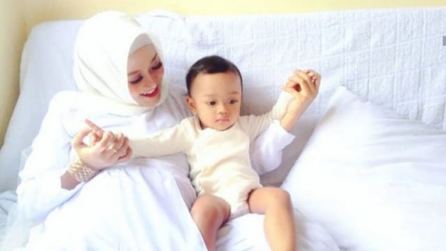 Tips Mengatasi Kerewelan Si Sulung Saat Moms Hamil Anak Kedua