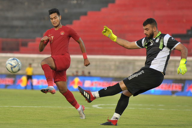 Pemain Timnas Indonesia U-23 Muhammad Rafli (kiri) berusaha merebut bola dari pemain Timnas Iran U-23 pada laga uji coba di Stadion I Wayan Dipta, Bali. Foto: ANTARA FOTO/Nyoman Budhiana