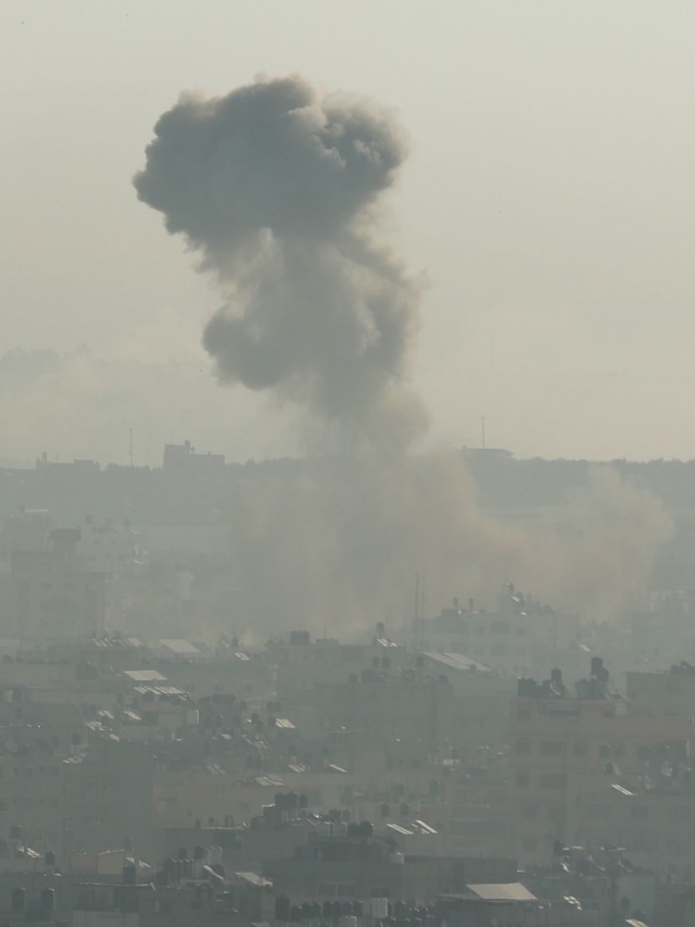 Asap membubung menyusul ledakan di Gaza, Palestina. 