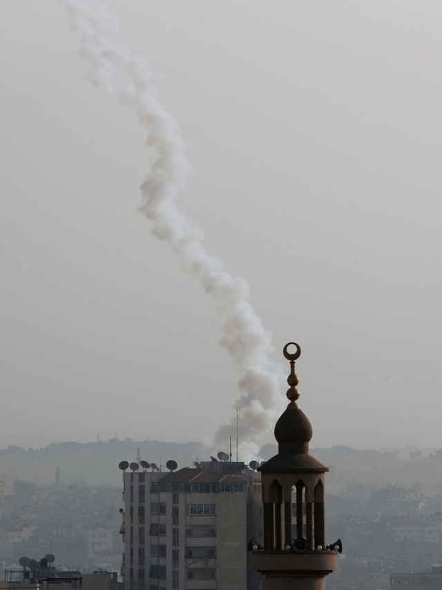 Asap tembakan roket dari Gaza yang mengarah ke Israel. Foto: REUTERS / Mohammed Salem