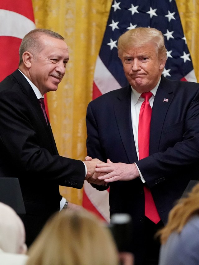 Presiden Amerika Serikat Donald Trump bejabat tangan dengan Presiden Turki Tayyip Erdogan saat pertemuan di Gedung Putih, Washington, Amerika Serikat. Foto: REUTERS / Joshua Roberts