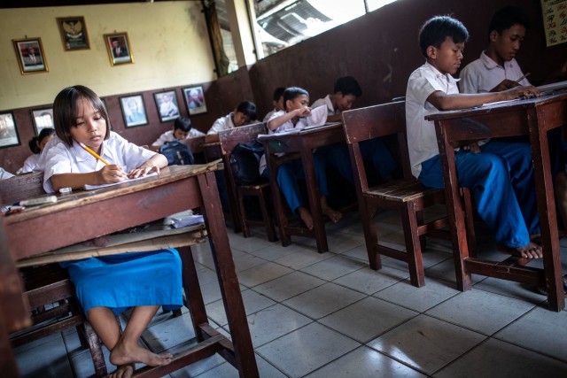Sejumlah anak mengikuti kegiatan belajar mengajar di Ancol, Pademangan, Jakarta Utara. Foto: ANTARA FOTO/Aprillio Akbar