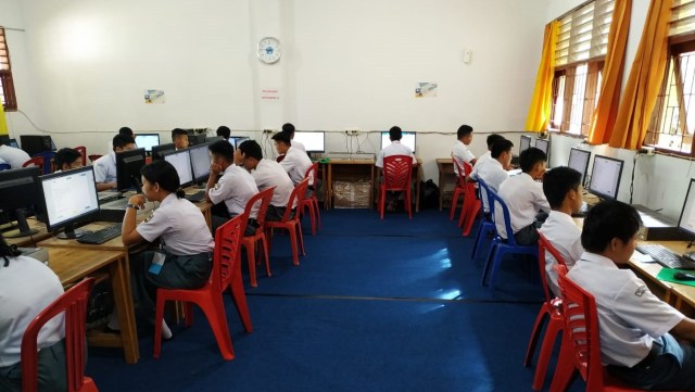 Suasana pelaksanaan Ujian Nasional Berbasis Komputer (UNBK) di SMKN 1 Mamasa. Foto: Dok. SMKN 1 Mamasa