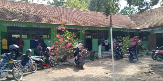 Plafon Kelas SDN Sumber Poh Probolinggo Ambruk (103570)