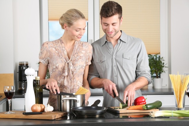 Ilustrasi zodiak suami yang suka membantu istri memasak. (Foto: pixabay)