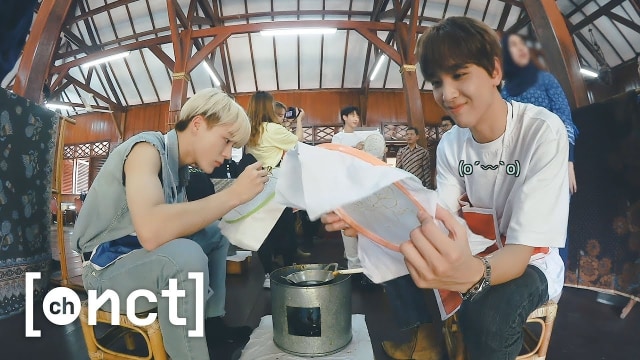 NCT Dream belajar membuat batik. Foto: YouTube/ NCT Daily