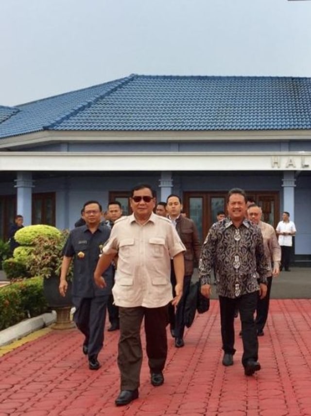 Menteri Pertahanan Prabowo Subianto (kiri) bersama Wakil Menteri Pertahanan Wahyu Sakti Trenggono bertolak menuju Malaysia.  Foto: Dok. Kemenhan