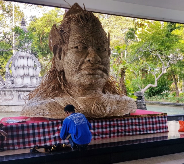 Patung Gadjah Mada dari anyaman bambu menghiasi arena Munas XIII Kagama di Sanur, Denpasar (IST)