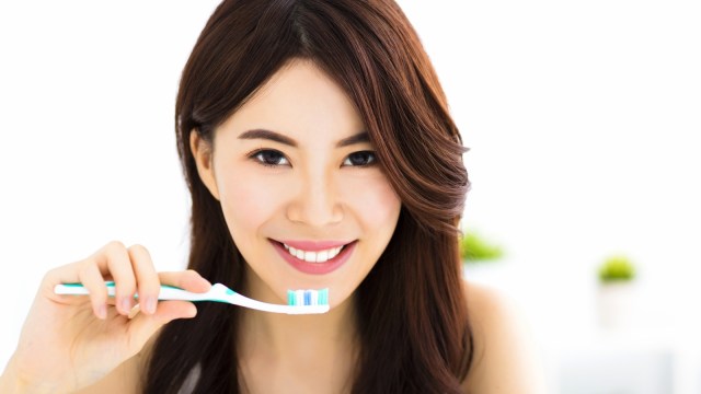 Ilustrasi perempuan sedang sikat gigi. Foto: Shutter Stock