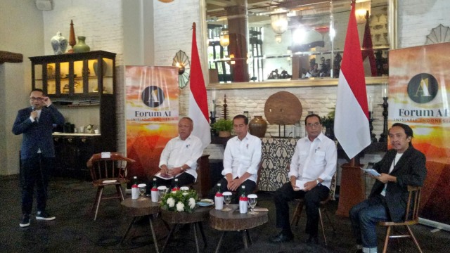 Presiden Joko Widodo bersama Menteri PUPR basuki Hadimuljono dan Menteri Perhubungan Budi Karya Sumadi di Forum A1, Kamis (14/11).
 Foto: Resya Firmansyah/kumparan
