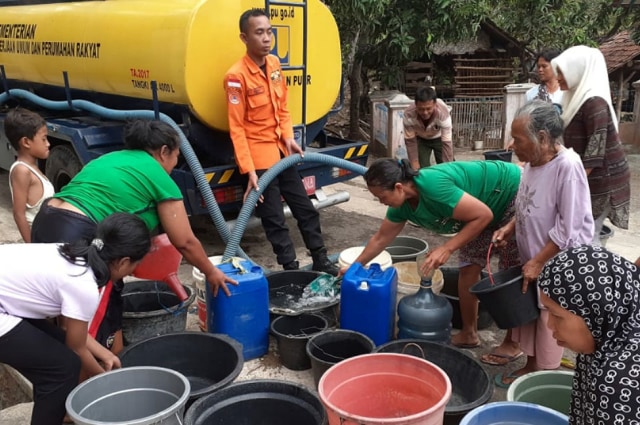 Petugas BPBD Kabupaten Cirebon menyalurkan air bersih ke wilayah terdampak kekeringan. (Juan)