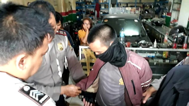 Remaja 13 Tahun Pakai Seragam Polisi, Cegah Pelawan Arus di Ciputat (811)