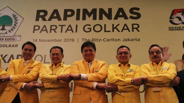 Jajaran pimpinan Partai Golkar berjabat tangan saat Rapimnas di Hotel Ritz-Carlton, Jakarta, Kamis (14/11/2019). Foto: Nugroho Sejati/kumparan