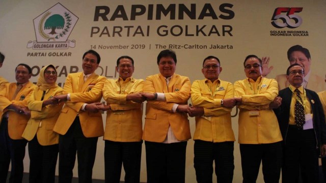 Jajaran pimpinan Partai Golkar berjabat tangan saat Rapimnas di Hotel Ritz-Carlton, Jakarta, Kamis (14/11/2019). Foto: Nugroho Sejati/kumparan