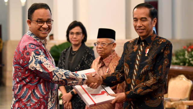 Presiden Joko Widodo (kanan) menyerahkan DIPA dan Daftar Alokasi Transfer Daerah kepada Gubernur DKI Jakarta Anies Baswedan di Istana Negara, Jakarta. Foto: ANTARA FOTO/Puspa Perwitasari